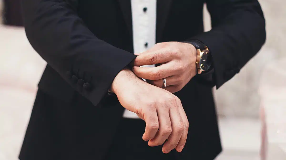 Comment choisir les bijoux pour le jour de votre mariage ? Conseils pour hommes