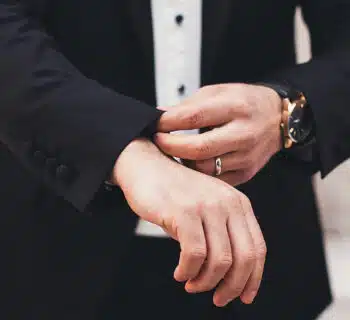 Comment choisir les bijoux pour le jour de votre mariage ? Conseils pour hommes