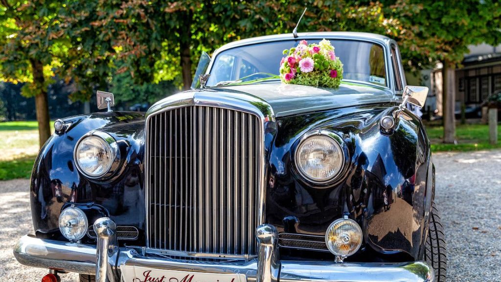 Pourquoi louer une Bentley S1 pour son mariage à Paris ?